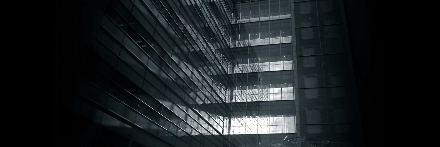 Kuvassa: arkkitehtuurinen kuva Tampereelta. Valo paistaa lasisen talon läpi. 
